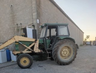 Tractor John Deere 3135 con pala