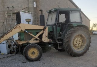 Tractor John Deere 3135 con pala