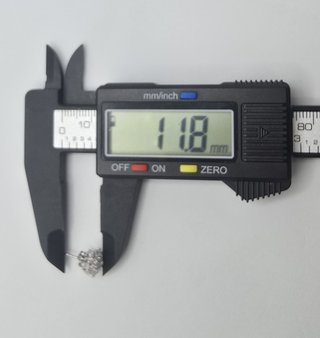 Pendiente de oro blanco de 18k Peso: 2.35 gr.