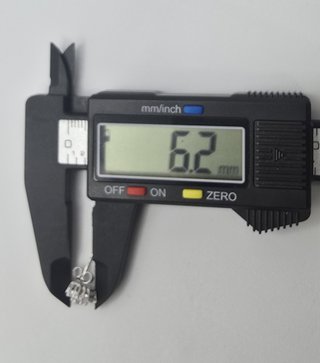 Pendiente de oro blanco de 18k Peso: 2.35 gr.