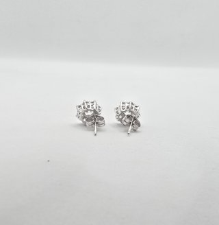 Pendiente de oro blanco de 18k Peso: 2.35 gr.