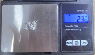 Pendiente de oro blanco de 18k Peso: 2.35 gr.