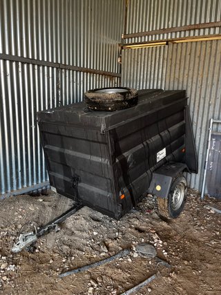 Remolque cerrado con tapa elevable
