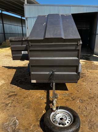 Remolque cerrado con tapa elevable