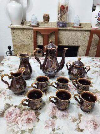 Juego de tazas de cerámica marrón y dorado