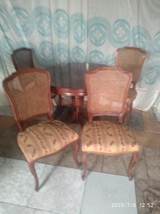 Mesa de comedor y 4 sillas tapizadas