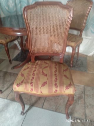 Mesa de comedor y 4 sillas tapizadas