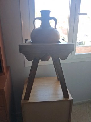 Cántaro antiguo barro con soporte madera