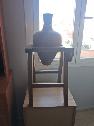 Cántaro antiguo barro con soporte madera