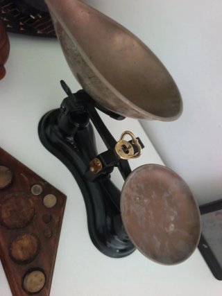 Balanza antigua de cocina con pesas