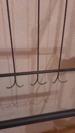 Estantería de forja negra con baldas de cristal