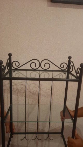 Estantería de forja negra con baldas de cristal