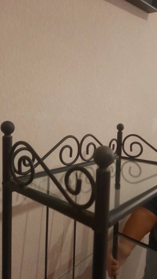Estantería de forja negra con baldas de cristal