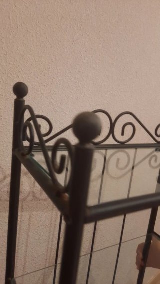 Estantería de forja negra con baldas de cristal