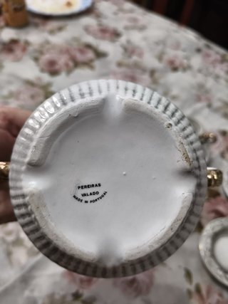 Juego de tazas de porcelana con detalles dorados