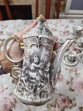Juego de tazas de porcelana con detalles dorados
