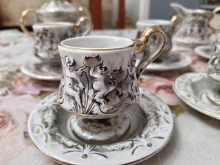 Juego de tazas de porcelana con detalles dorados