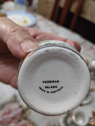 Juego de tazas de porcelana con detalles dorados