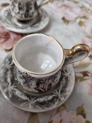 Juego de tazas de porcelana con detalles dorados