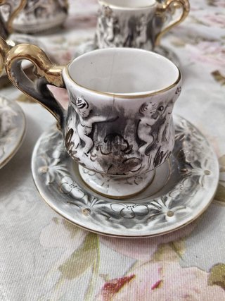 Juego de tazas de porcelana con detalles dorados