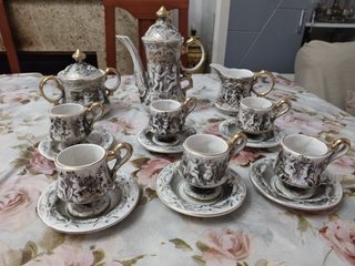 Juego de tazas de porcelana con detalles dorados