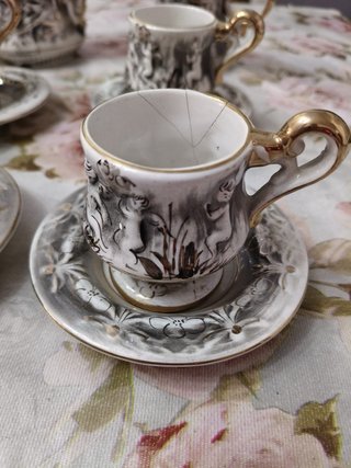 Juego de tazas de porcelana con detalles dorados