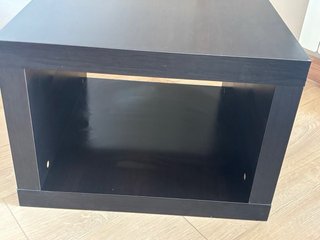 Mesa auxiliar de madera oscura