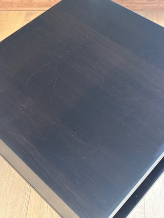 Mesa auxiliar de madera oscura
