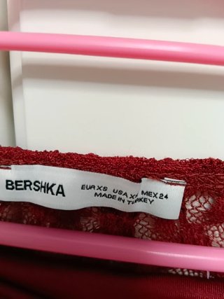 Top sin mangas rojo encaje Bershka