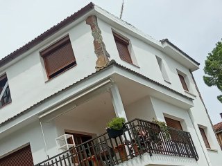 Fachadas de piedra y blanco