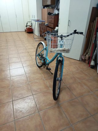 Bicicleta urbana azul con cesta
