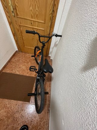 Bicicleta BMX Negra y Naranja + Casco Azul