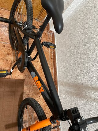 Bicicleta BMX Negra y Naranja + Casco Azul