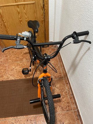 Bicicleta BMX Negra y Naranja + Casco Azul