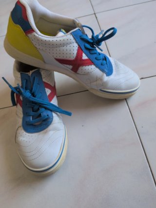 Zapatillas deportivas blancas y azules