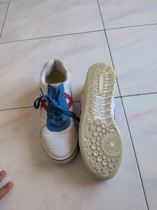 Zapatillas deportivas blancas y azules