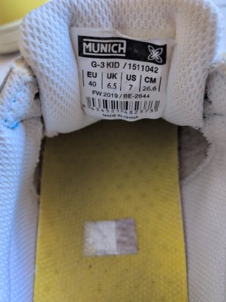 Zapatillas deportivas blancas y azules