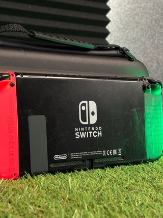 Nintendo Switch con Joy-Con, base y funda
