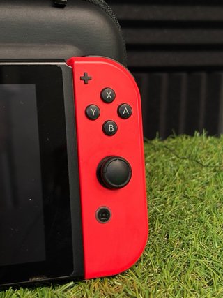 Nintendo Switch con Joy-Con, base y funda