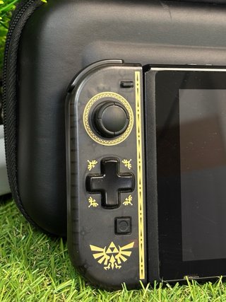Nintendo Switch con Joy-Con, base y funda