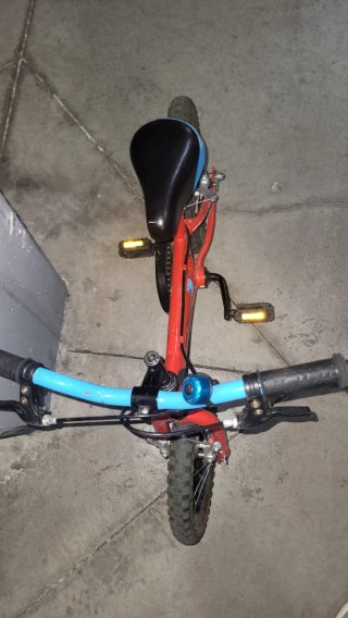 Bicicleta infantil roja con pedales