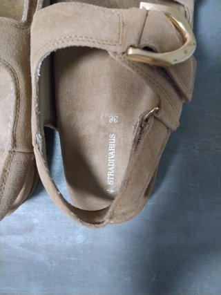 Sandalias Stradivarius hebilla dorada beige 38