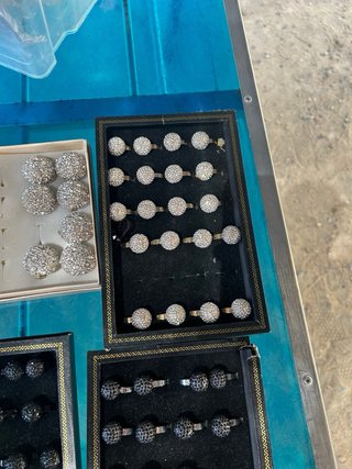 Pendientes Monica Dorados y Blancos