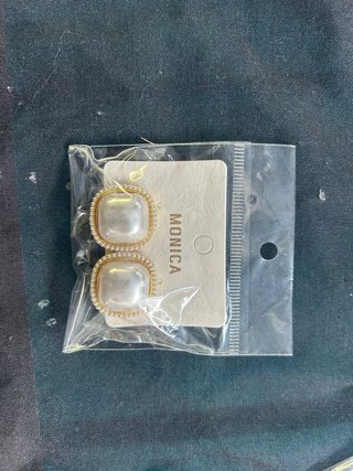 Pendientes Monica Dorados y Blancos