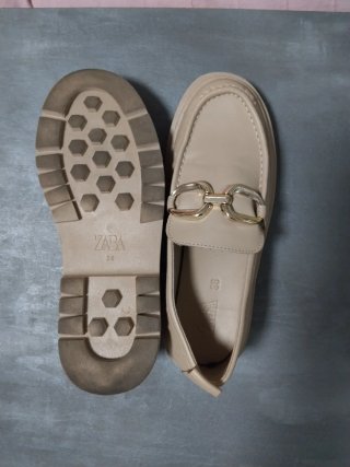 Mocasines ZARA beige con detalle dorado T.38