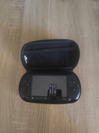 PSP Streets 1004 con funda, juego y tarjeta8GB