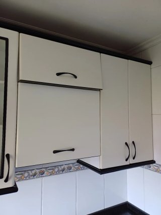 Muebles de cocina blancos y negros