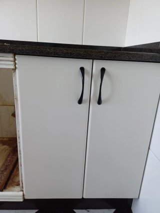 Muebles de cocina blancos y negros