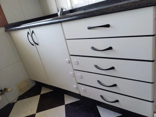 Muebles de cocina blancos y negros
