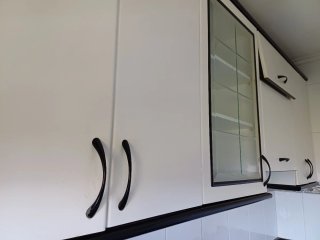 Muebles de cocina blancos y negros